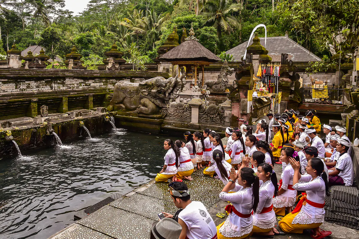 Bassins du Temple de l’eau sacrée à Bali alimentés par une source sacrée