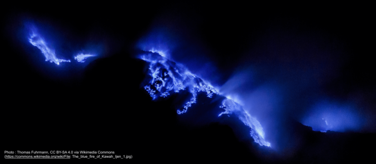 Les flames bleues, un phenomene volcanique unique The blue flames, a unique volcanic phenomenon