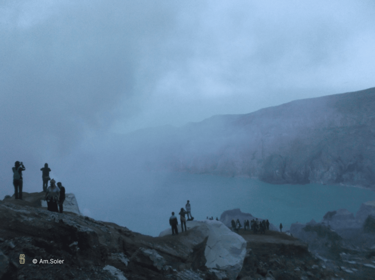 Mont Kawah Ijen : Volcan aux flammes bleues de Java Mont Kawah Ijen : inside the crater