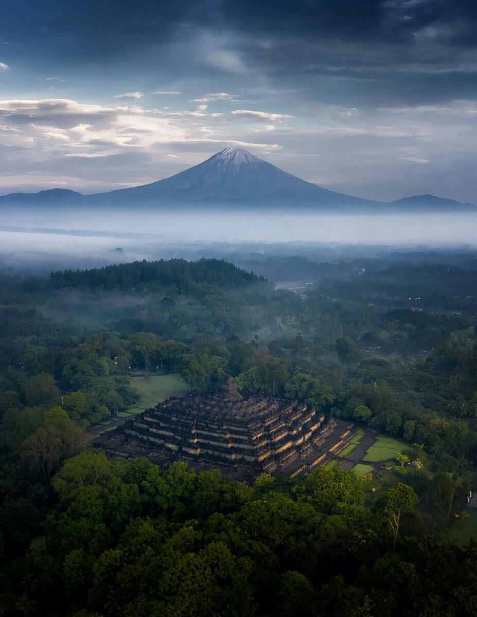 Les temples de Java : spiritualité et paysages sacrés