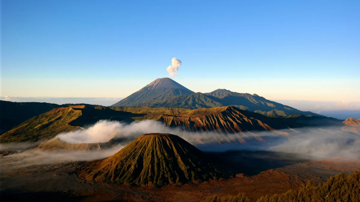 Lave et sacré : volcan et spiritualité en Indonésie