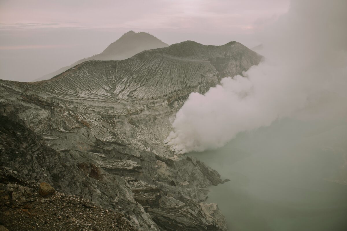 Lave et sacré: Mont Kawah Ijen : Volcan aux flammes bleues de Java