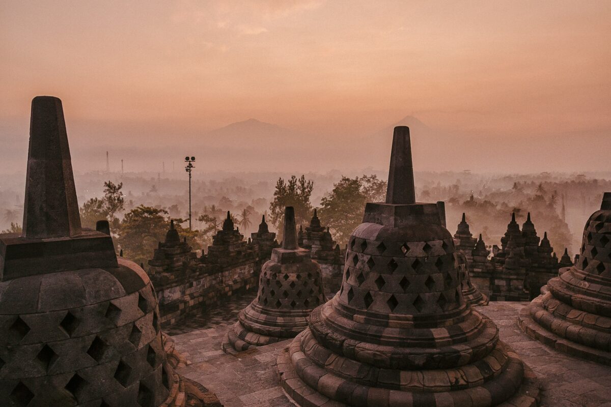 Lave et sacré : Les temples de Java, spiritualité et paysages sacrés