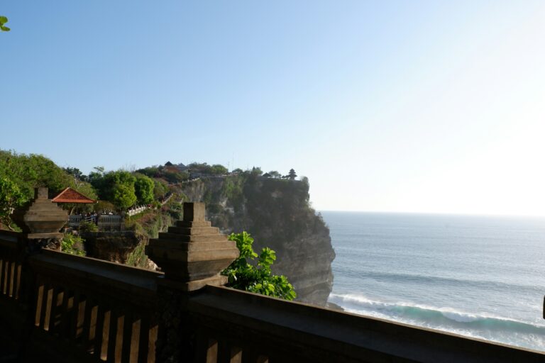 temple uluwatu bali falaise océan indien