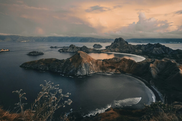 Couché de soleil sur le parc national de Komodo
