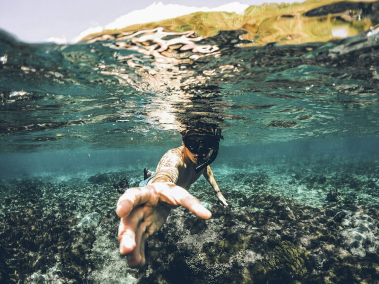 Snorkeleur au parc national de komodo