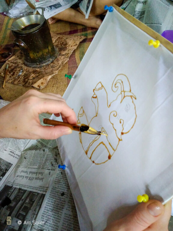 Atelier de fabrication de batiks pour les visiteurs.