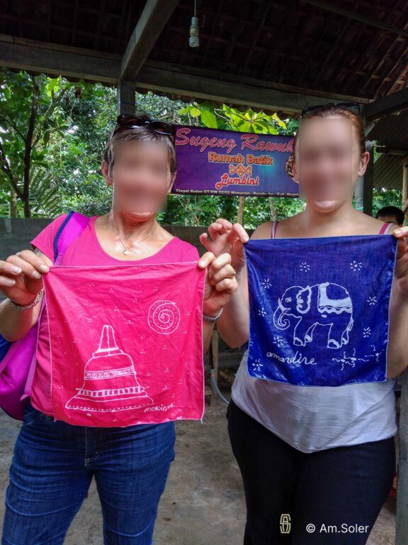Atelier de fabrication de batiks pour les visiteurs.