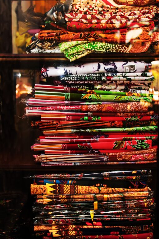 Presentoir de Batiks. Presentatio of batiks.
