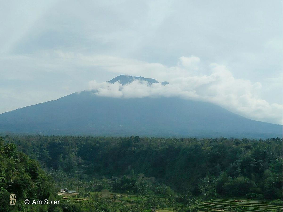 Sidemen, la vallée au pied du Mont Agung. Sidemen, the valley at the foot of Mount Agung.